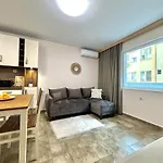 Stylish With Free Parking By Apartmax וארנה