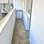 Stylish With Free Parking By Apartmax וארנה