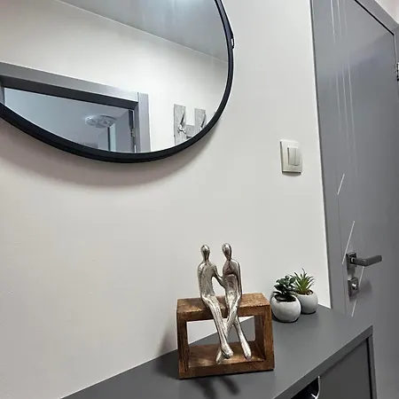 Apartman Stylish With Parking Option By Apartmax *