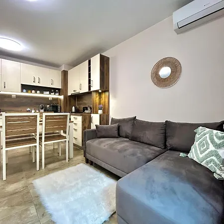 Апартаменты Stylish With Free Parking By Apartmax *