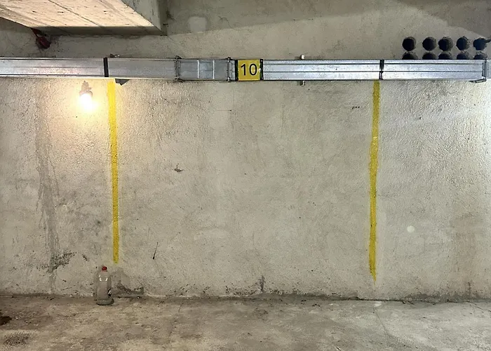 Apartment Stylish With Free Parking By Apartmax